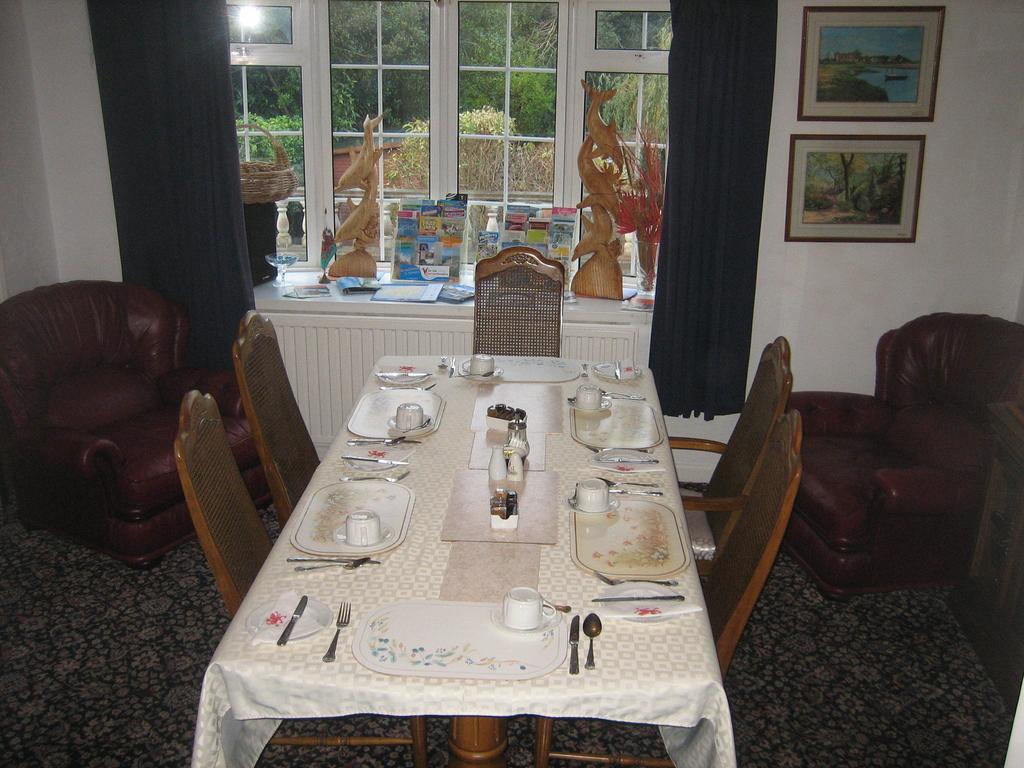 Four Seasons Guest House Pembrey Exteriör bild