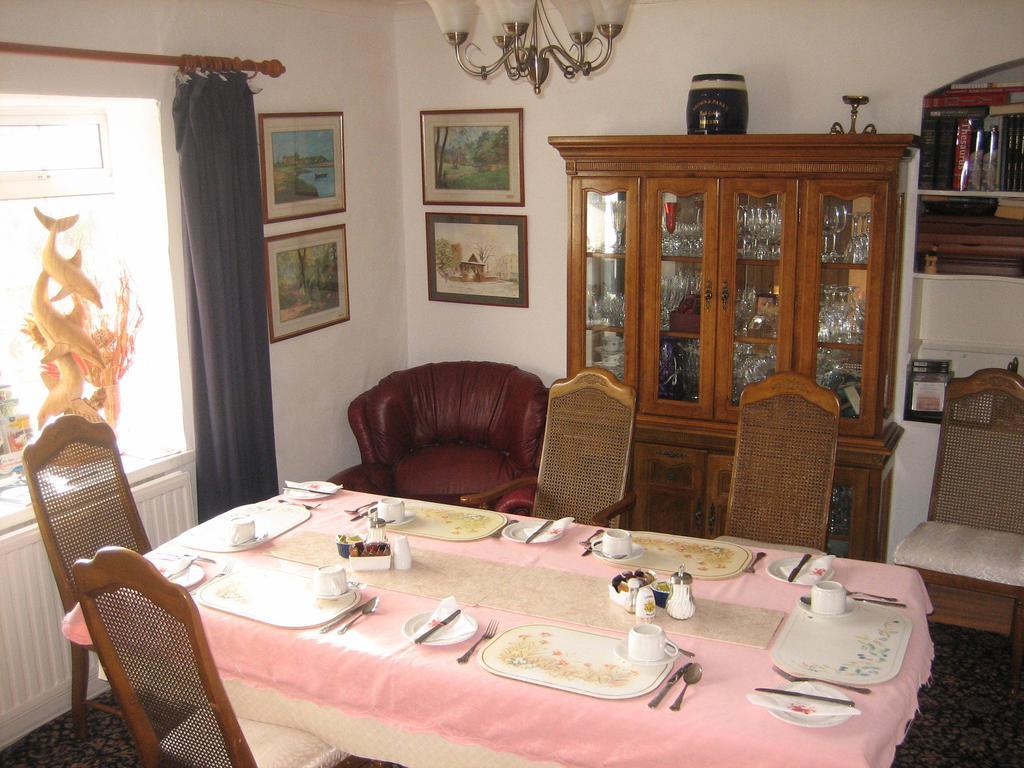 Four Seasons Guest House Pembrey Exteriör bild